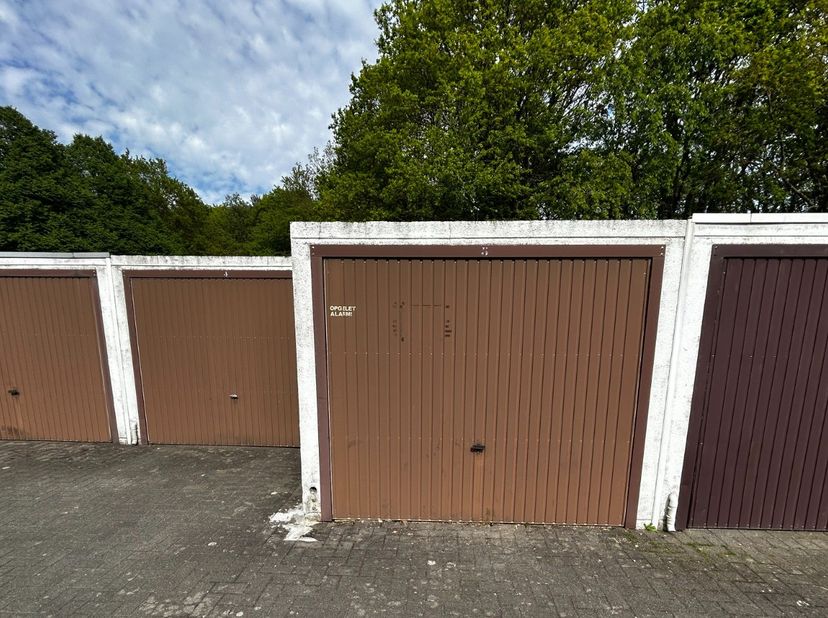 Bent u op zoek naar een veilige parkeerplaats of extra stockageruimte? Wij bieden deze vlot toegankelijke, bovengrondse garagebox aan. Vrij van gebrui