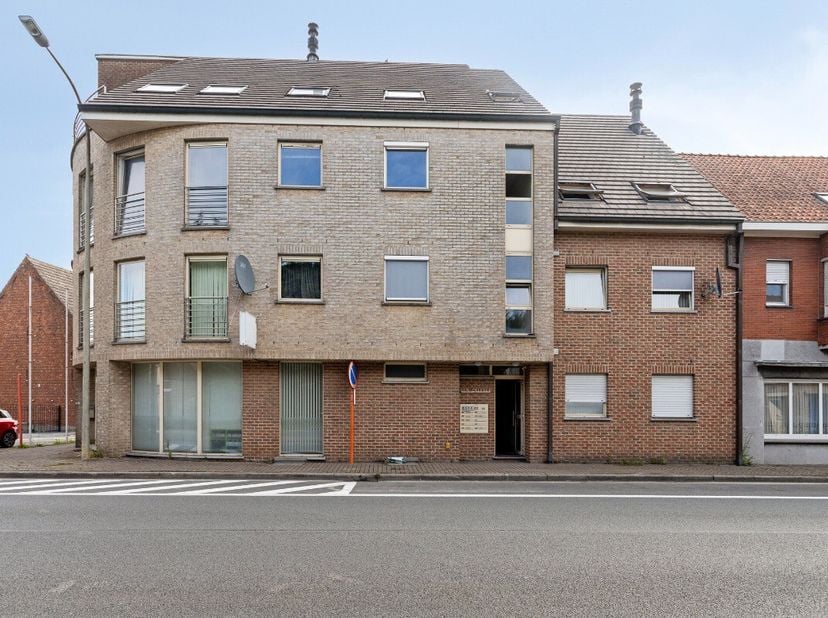 Het gaat over een gebouw met 10 appartementen en bijhorende garages gelegen in de centrumstraat 65 Olsene (Zulte).Momenteel zijn alle appartementen oo