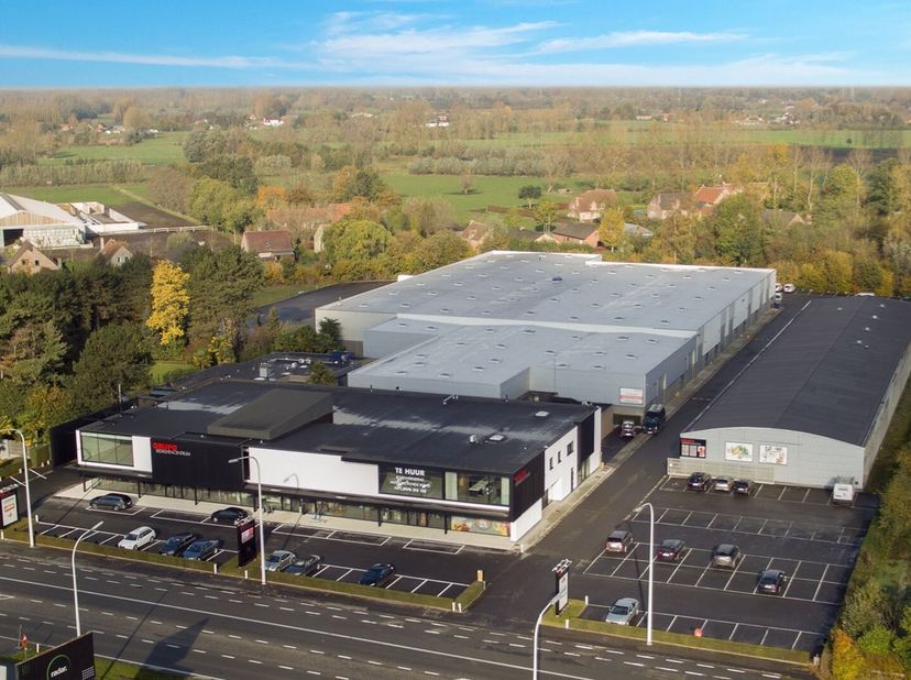 600m² magazijn inclusief kantoorruimte en 2 parkeerplaatsen<br />
Ligging: baan Gent-Antwerpen; op 10 min van afrit E17; vlotte verbinding met openbaa