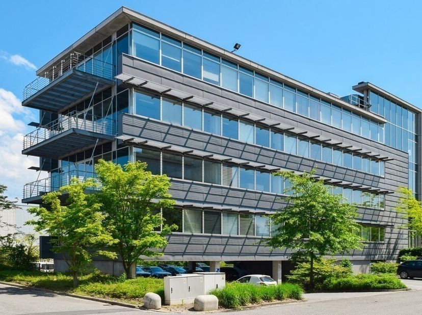 204m² kantoorruimte op 3de verdieping<br />
Ligging: vlakbij afrit E19, in bedrijvenzone Mechelen-Noord<br />
Specificaties: landschapskantoor, dubbel