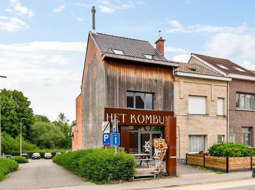 Veelzijdig opbrengstpand met handelsruimte, casco duplex appartement en ruime kelderverdieping<br />
Gelegen op een centrale locatie in Niel, met wink