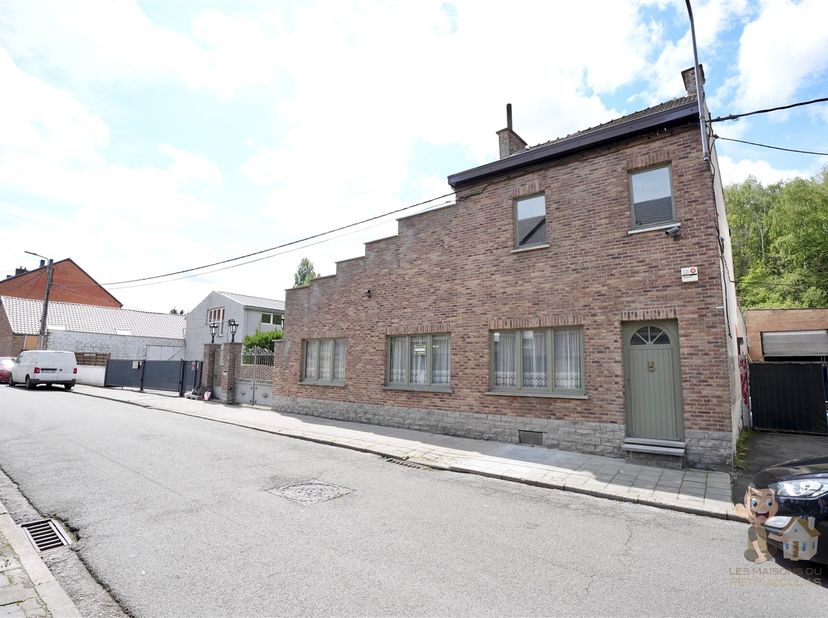 Maison avec entrepôt de 270 m² – Opportunité rare pour habitation et activité professionnelle !<br />
<br />
Découvrez cette spacieuse maison de pla