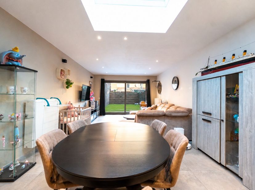 Deze woning onderging in 2022 van kop tot teen een totale renovatie.<br />
Achter deze crepi gevel schuilt een verrassend ruime woning, vooraan is er