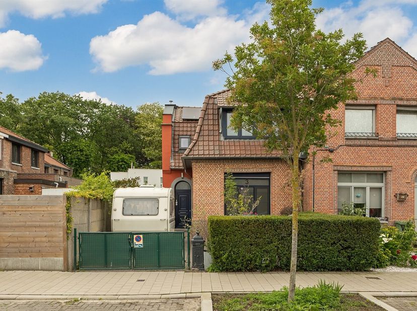 Aan de Weerstandlaan in Borgerhout, in de geliefde Tuinwijk nabij het Rivierenhof, bevindt zich deze instapklare halfopen woning met twee slaapkamers,
