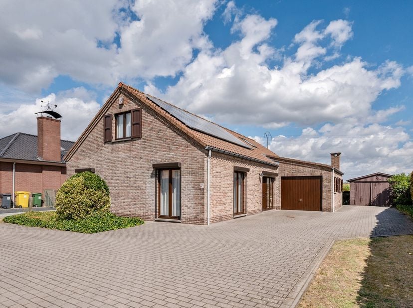 Instapklare open bebouwing op een ruim perceel van 1.185 m², landelijk gelegen met een prachtig vrij uitzicht aan de achterzijde.<br />
<br />
Deze ve