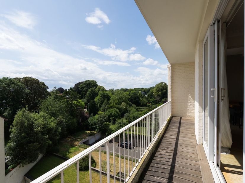 UCCLE, en face du Parc Montjoie, agréable APPARTEMENT (2ch/1sdb) de ±102m² (surface PEB) avec TERRASSE et cave. Situé au 4ème étage d'un immeuble bien