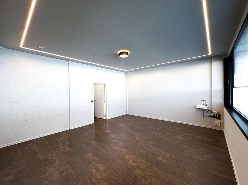 Ce complexe moderne appelé Health &amp; Training Center Schiervelde propose des bureaux prêts à emménager à louer à Roulers. D'une superficie d'environ 28