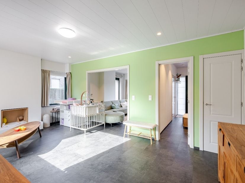 Bent u op zoek naar een instapklare woning waar ruimte, comfort en gezelligheid centraal staan? Dan is deze charmante open bebouwing in Evergem precie