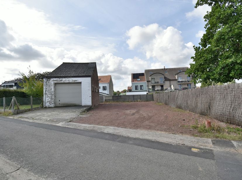 Entrepôt avec nombreuses places de parking dans le centre d'Overijse<br />
Idéal pour un petit indépendant comme espace de travail ou de stockage.<br