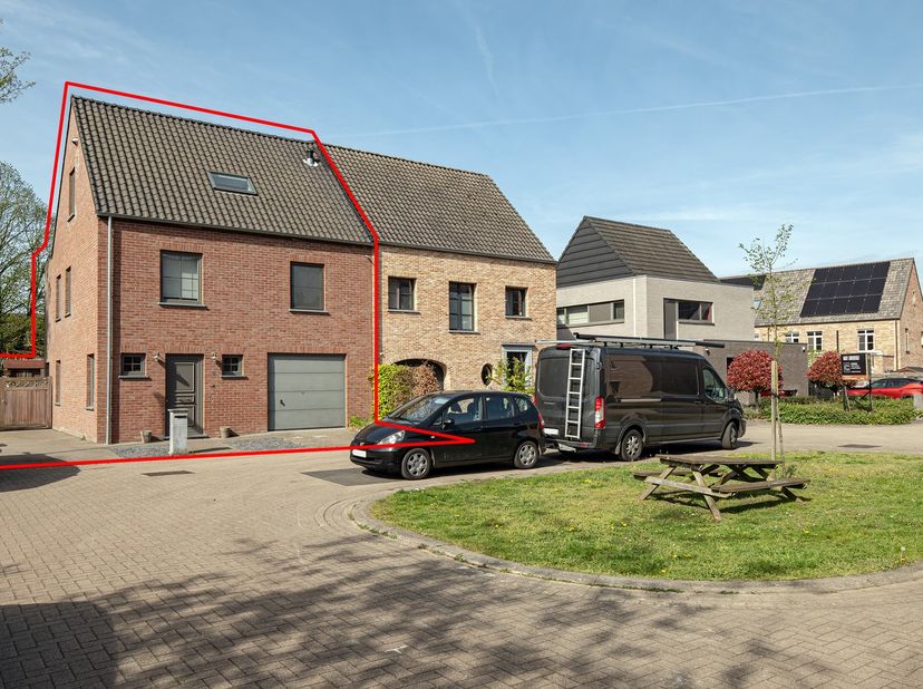 Droomt u van rustig wonen in een veilige, kindvriendelijke omgeving met alle comfort én uitstekende energiezuinigheid? Dan is deze verzorgde halfopen