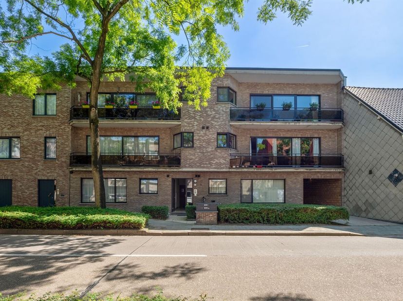 Ruim appartement met 3 slaapkamers, garage en 2 terrassen op toplocatie in Brasschaat, Van Hemelrijcklei 61. <br />
Het appartement bevindt zich op wa