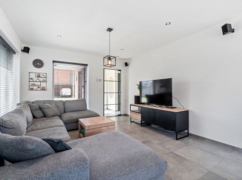 kom in deze prachtige woonst gelegen aan de Kattenhoek 7 in Zelzate, waar modern wooncomfort, energiezuinigheid en een rustige ligging perfect samenko