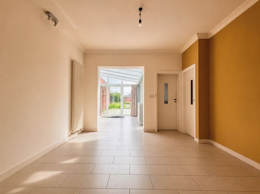 Bij het betreden van de woning kom je binnen in de ruime en gezellige leefruimte, voorzien van centrale verwarming op gas. Aansluitend bevindt zich de
