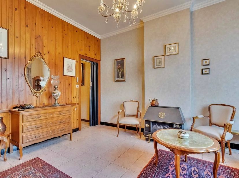 Deze ruime rijwoning aan de Koninksemsteenweg 154 in Tongeren biedt heel wat mogelijkheden voor gezinnen of kopers die op zoek zijn naar een woning me