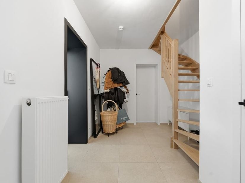Op een aangename en rustige locatie bevindt zich deze prachtige woning met parkeergelegenheid, gebouwd in 2019 en afgewerkt volgens een bijzonder smaa
