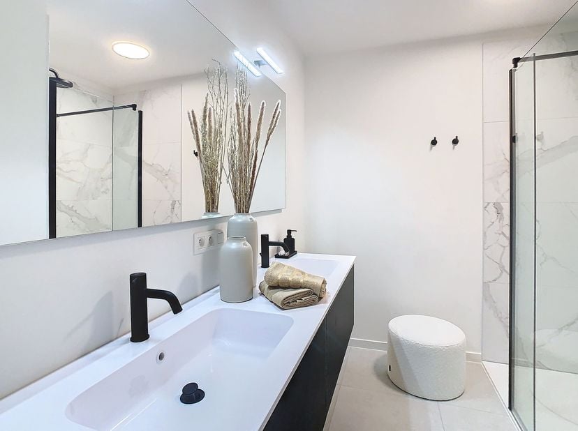 Dit 2-slaapkamer appartement is gelegen op de tweede verdieping, heeft een bruto bewoonbare oppervlakte van 75,51m² en is voorzien van een gezellig te