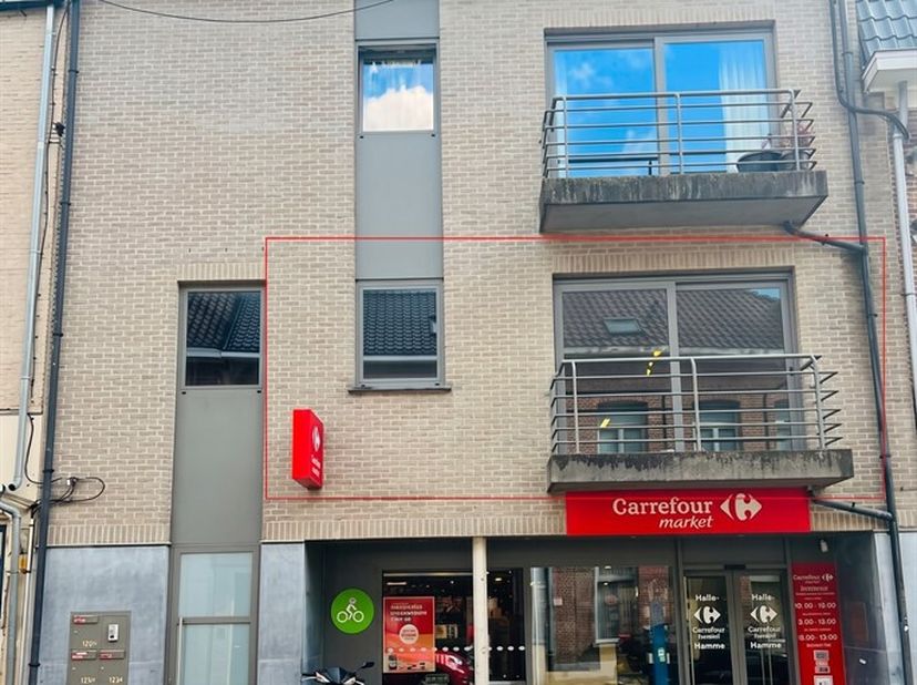 Ruim appartement te huur in centrum Hamme (vrij 01/10/26)<br />
Bij het betreden van het appartement valt meteen de open keuken op, voorzien van een g