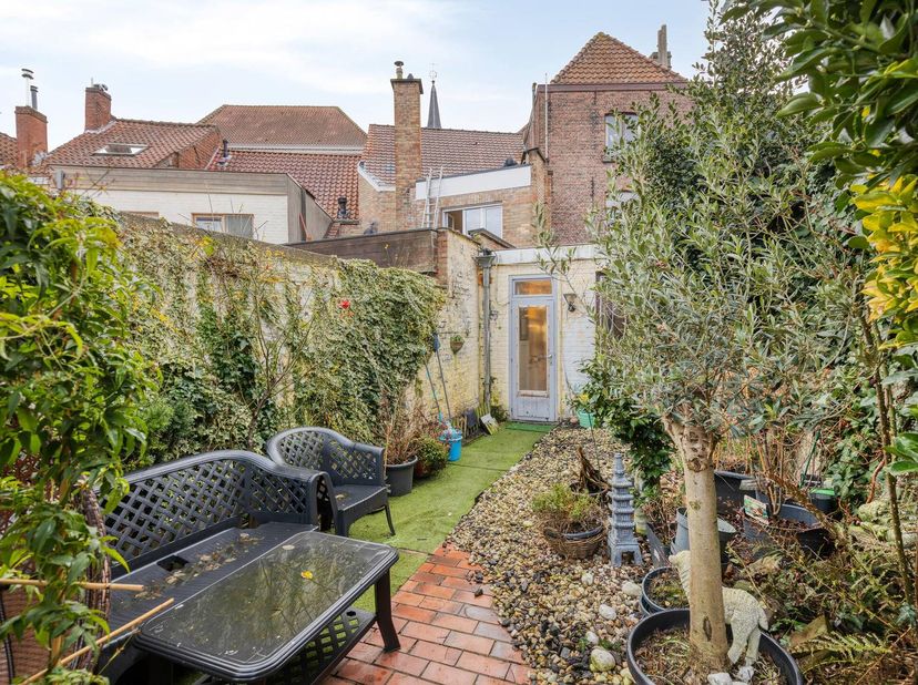 Cette charmante maison de St. Clara Street combine un excellent emplacement avec de nombreuses options. Situé dans un quartier animé, à quelques pas d