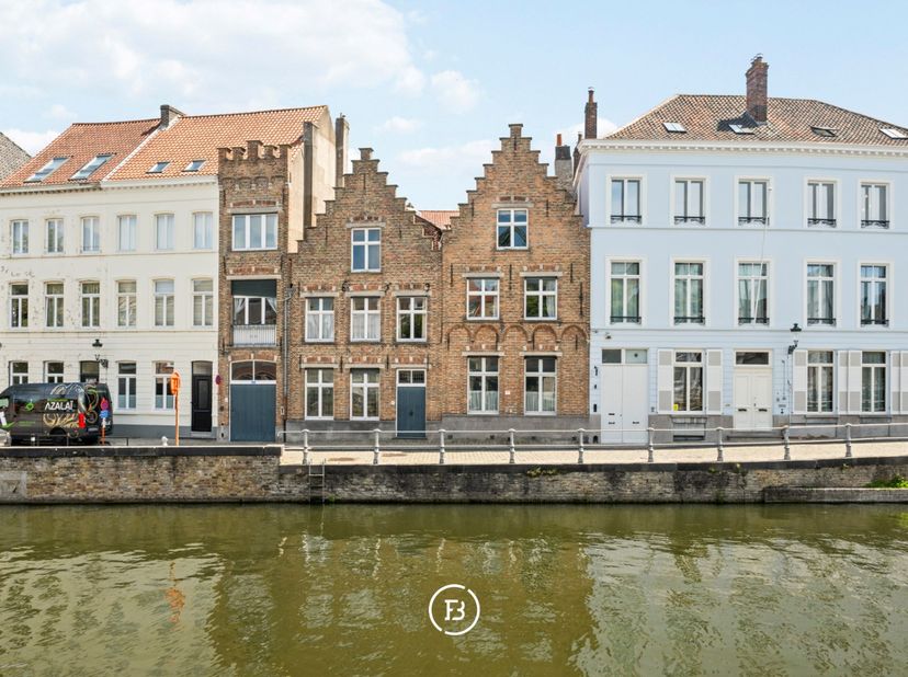 Langs de Potterierei, in het historisch hart van Brugge, bevindt zich dit te renoveren herenhuis, voormalig dokterswoning, met een uitzonderlijke comb