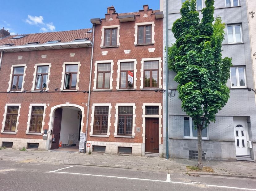 VERKOCHT! KATHLEEN BERTHOUTS IMMO: 0477.78.98.88<br />
 ENERGIEZUINIG! WONING MET PRAKTIJKRUIMTE! <br />
 Karaktervolle woning met praktijkruimte  i