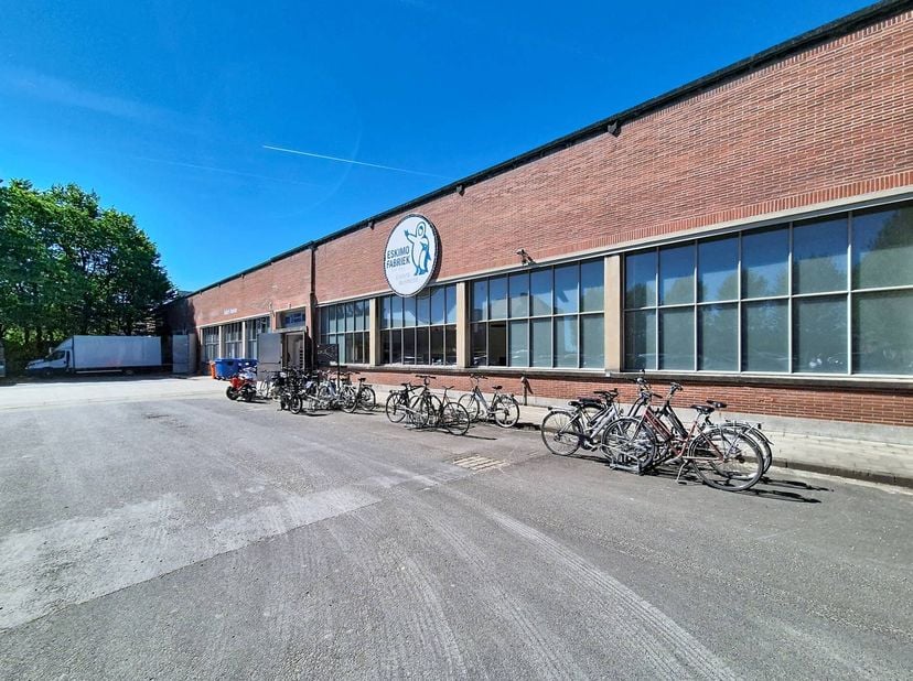 Ce bureau (115 m²) est situé au deuxième étage de l'ancienne usine textile bien connue Eskimo Factory, située sur le site de l'usine Eskimo sur le Wie