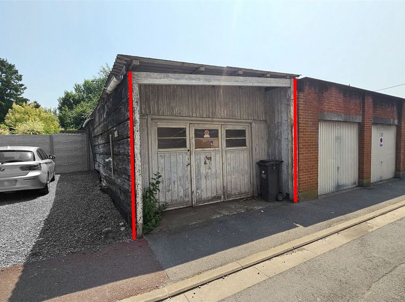 SOUS OPTION - PLUS DE VISITE - Terrain de +/- 60 m² selon matrice cadastrale avec vieux garage à démonter/reconstruire.<br />
RC: 69 euros.<br />
Prix