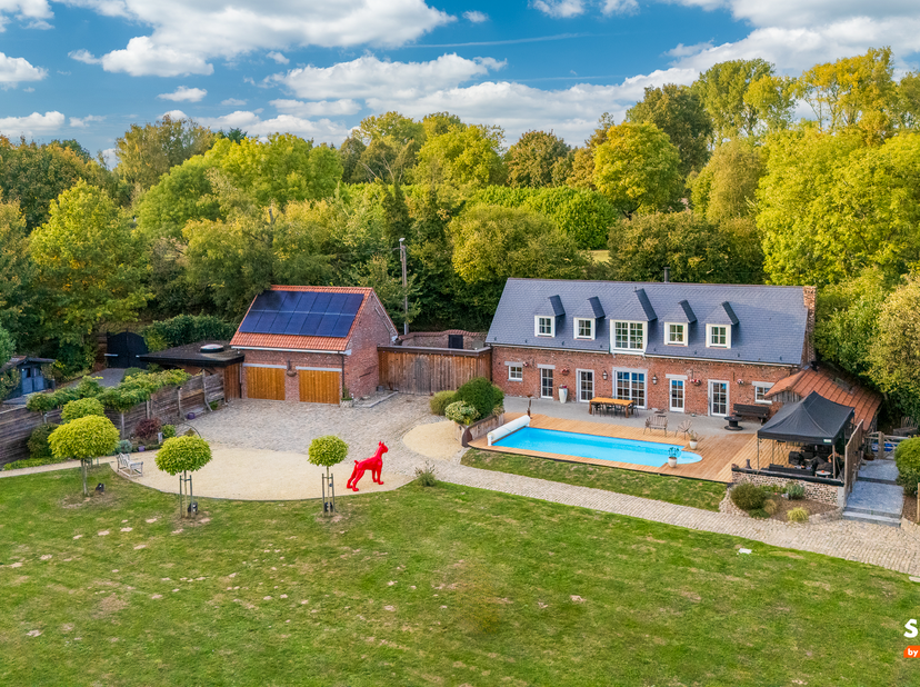 SKYIMMO Brussel stelt u deze uitzonderlijke voor, gelegen in een groene en rustige omgeving in Nijvel, dicht bij Brussel. De woning ligt op een boogsc