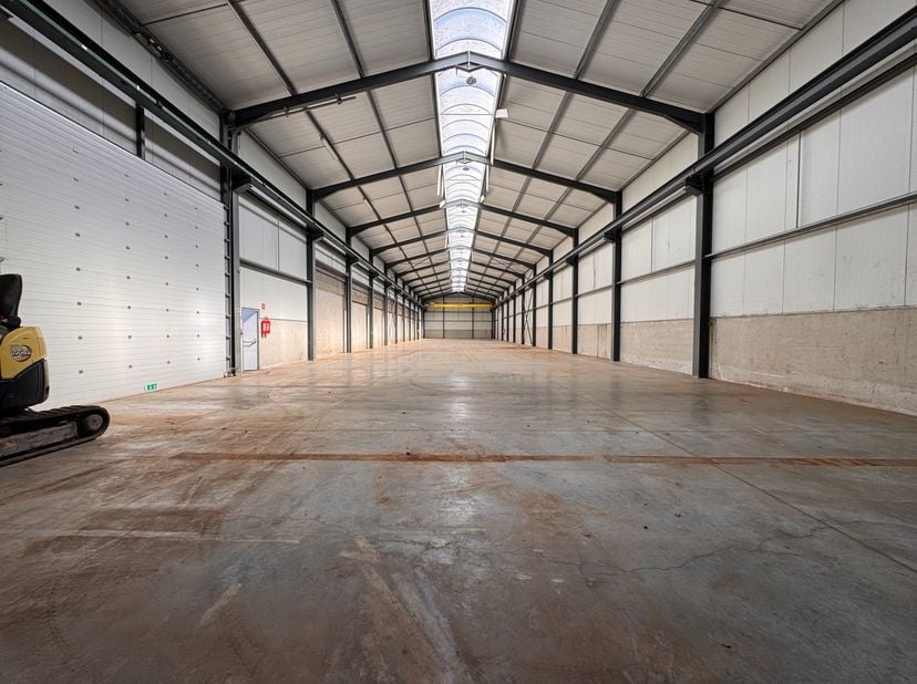Op een vlot bereikbare bedrijvenzone langs de Industrieweg in Zwevezele ligt deze ruime en functionele magazijnruimte van +/- 1.165 m². De locatie gen