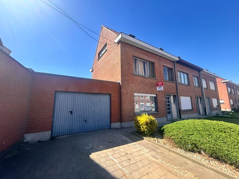Wervik - Ruime woning met 4 slaapkamers en ruime garage op 400m² te koop.Bestaande uit:Inkom, toilet, woonkamer, keuken, veranda en ruime garage (1,5