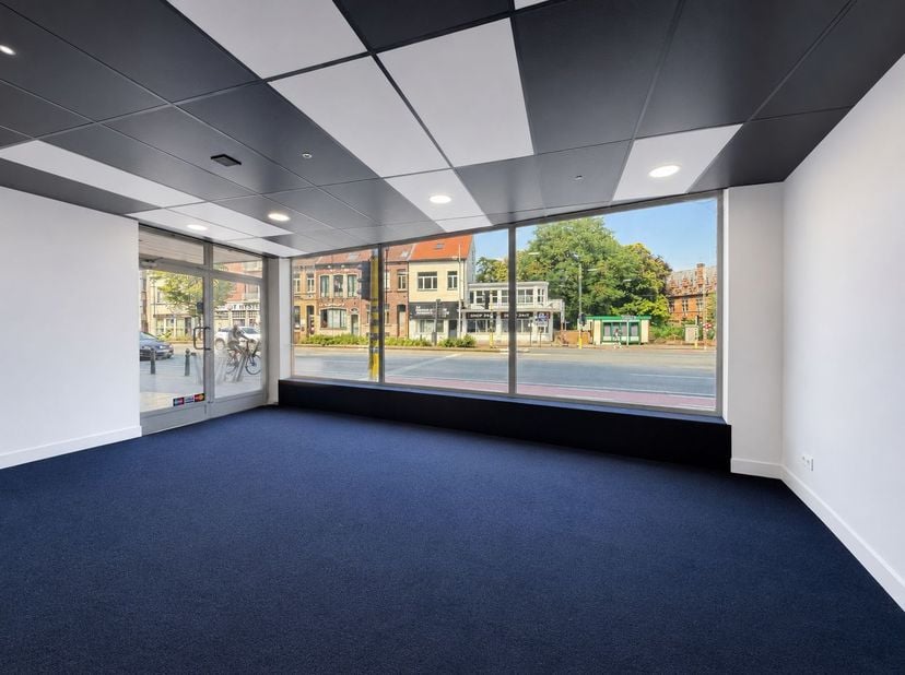 Bent u op zoek naar een strategisch gelegen handelspand met een uitstekende zichtbaarheid? Dit ruime commerciële pand van 166 m² bevindt zich op een t