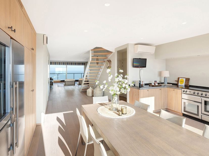 Op een unieke locatie aan het Blue Buddha-strand, vlakbij de zeilclub van Duinbergen, vindt u dit schitterende dakappartement-duplex (194m² inclusief