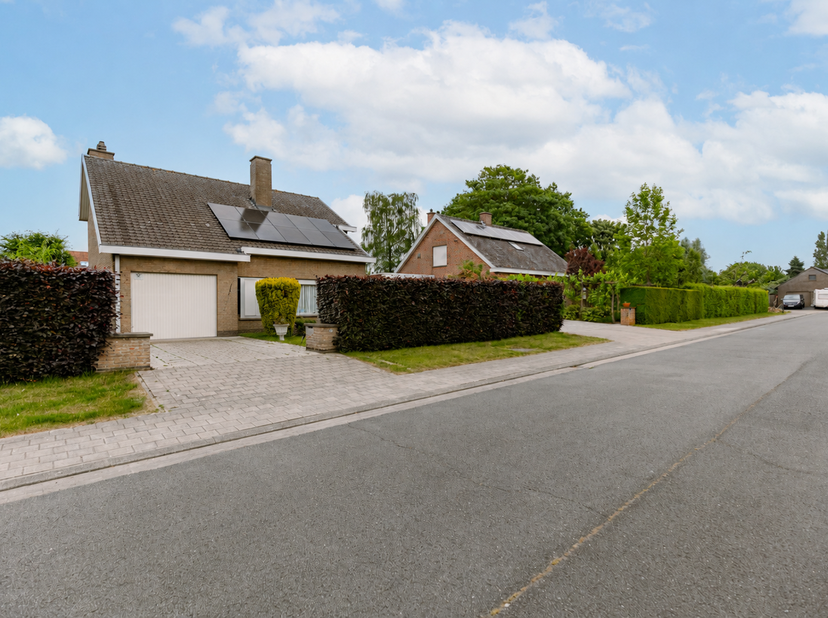 Deze vrijstaande woning bevindt zich in een residentiële wijk nabij het centrum van Roeselare. De woning geniet van een rustige maar centrale ligging,