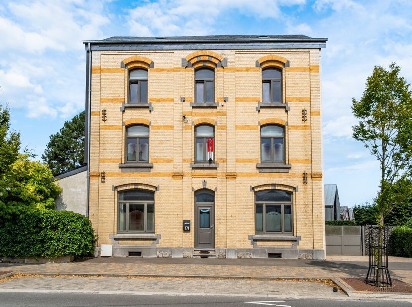 ERA B-LUX stelt deze elegante herenwoning voor, ideaal gelegen in Longlier (Neufchâteau), vlak bij winkels, scholen, het station en de belangrijkste v