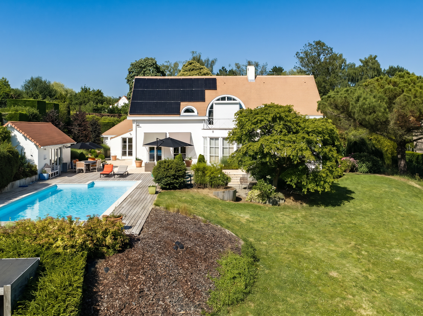 LASNE - Magnifique VILLA (4CH/3SDB/BUREAU/PISCINE/GRENIER) de 367 m² habitable sise au fond d'un clos paisible. Construite en 1995 et entièrement réno