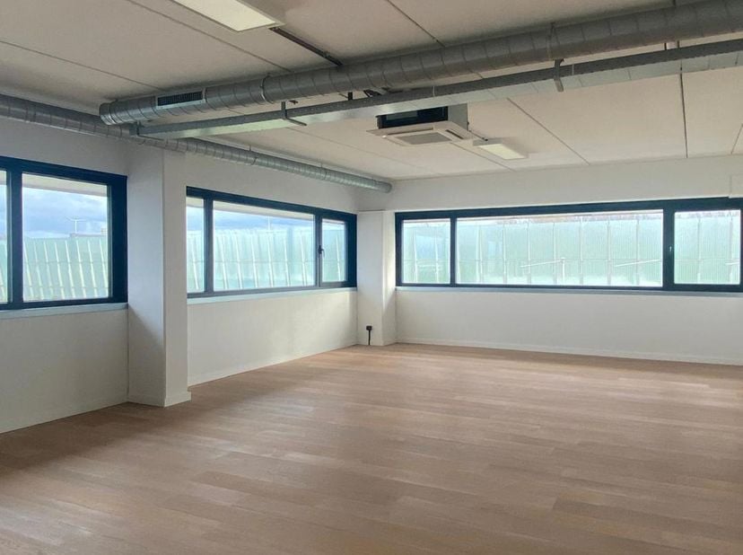 ALGEMEEN<br />
Instapklare kantoorruimte van ca. 190 m² te huur op de tweede verdieping van een kantoorgebouw in Burcht. De ruimte bestaat uit een ope