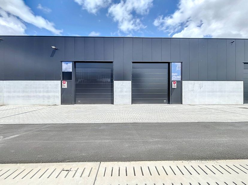 Unité PME récemment construite à louer d'environ 180 m² dans le projet Saturnus à Sint-Baafs-Vijve. <br />
<br />
Commodités : <br />
- Espace de stat
