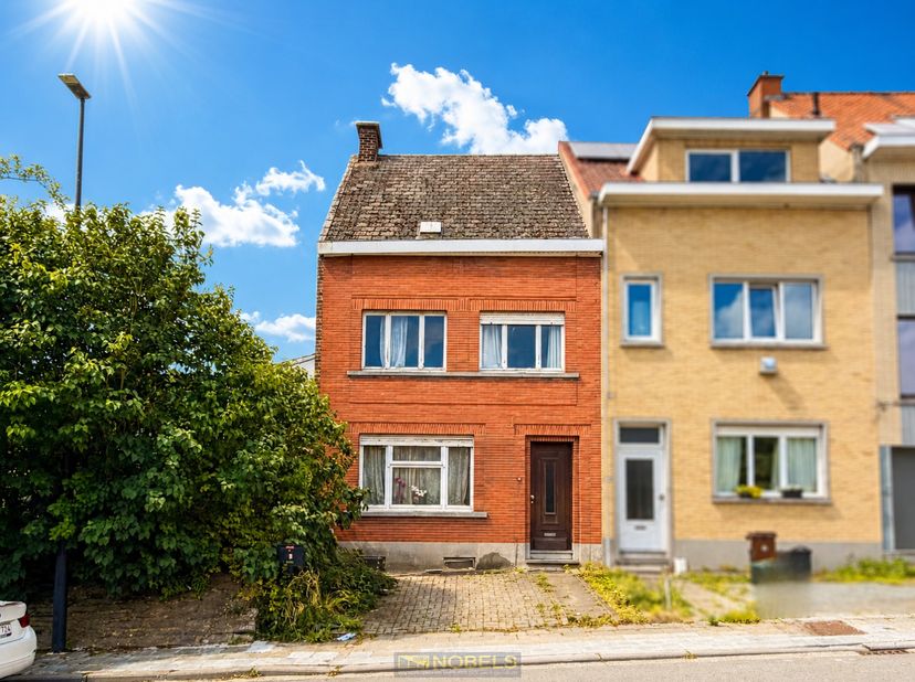 TE RENOVEREN GEZINSWONING met VEEL POTENTIEEL, gelegen op een GUNSTIGE en VLOT BEREIKBARE LOCATIE NABIJ HET CENTRUM van Ronse. Dankzij de nabijheid va