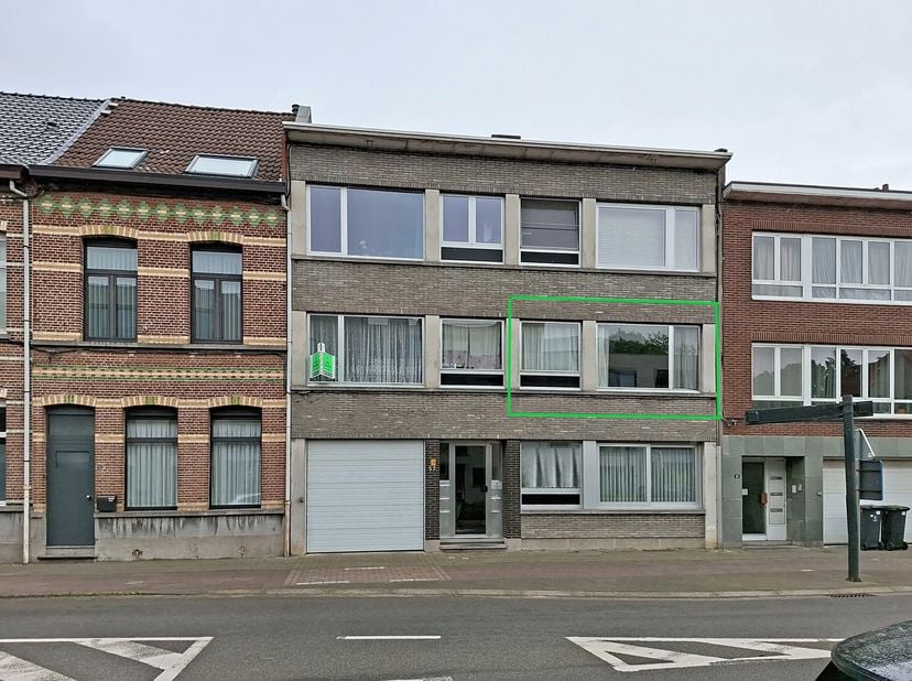 Verhuurd appartement, gelegen op een steenworp van het centrum, ziekenhuis, scholen, stadsvesten... Op de eerste verdieping van een kleinschalig gebou