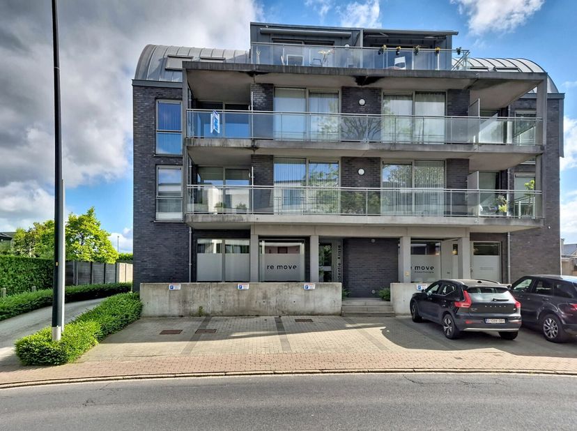 Dit uiterst gezellig en lichtrijk appartement is gelegen in het centrum van Knesselare, vlakbij alle noodzakelijke winkels.<br />
Het appartement is v
