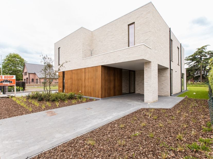 Ruime HOB nieuwbouwwoning met 3 slaapkamers , &amp;nbsp;luxueus afgewerkt .<br />
<br />
Indeling : Inkomhal , apart toilet , berging , woonkamer met open