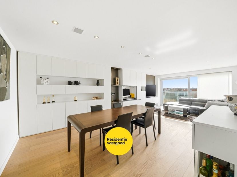 In Oostende bevindt zich dit verzorgd en ruim appartement met een bruikbare vloeroppervlakte van 118 m², gelegen in een residentie uit 1978. Het appar