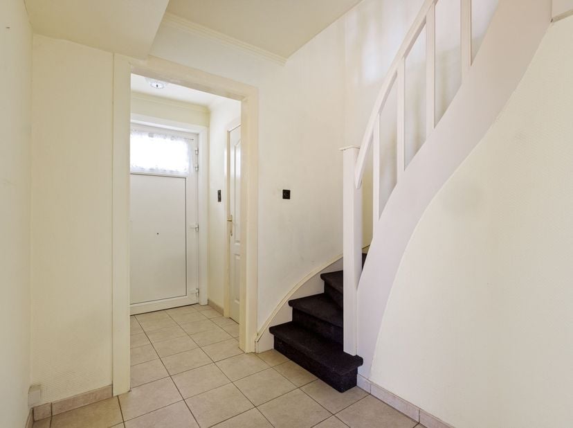 Half open woning tegenover bosgebied<br />
<br />
De woning beschikt over 3 slaapkamers en werd doorheen de jaren goed onderhouden. Zowel de keuken