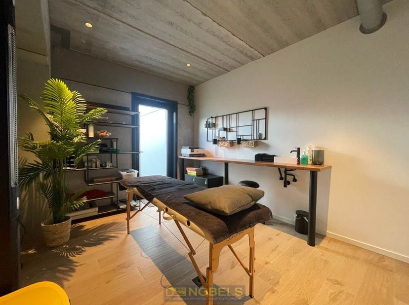 Espace de pratique multifonctionnel à louer avec table de soins, idéalement situé à Etikhove (Maarkedal).<br />
<br />
Intégrez un centre de santé dyn
