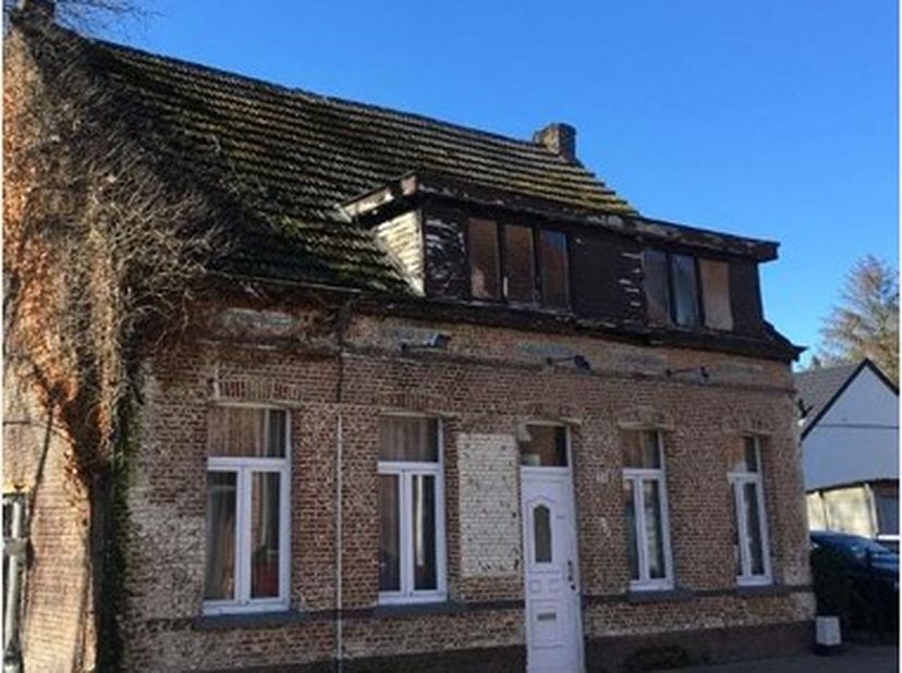 TE RENOVEREN WONING -<br />
- Kelderruimte;<br />
- Gelijkvloers: handelsruimte, hal, woonkamer, slaapkamer, keuken, badkamer, berging;<br />
- 1e ver
