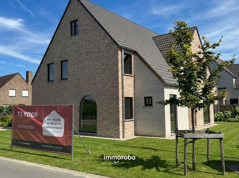 Nieuwbouwwoning in pastorijstijl, gelegen in een rustige straat met vlotte verbinding naar E17 en omliggende gemeenten. Perceeloppervlakte van 481m² e