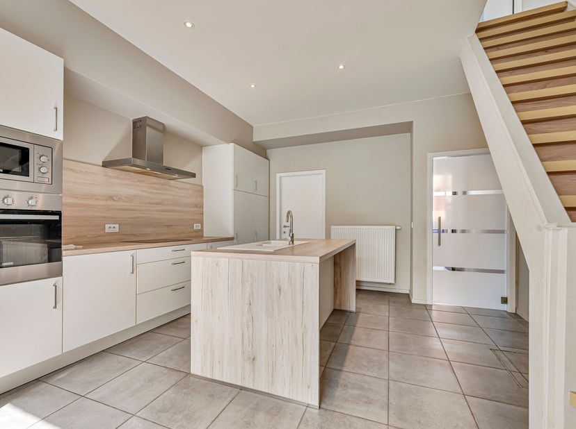 Volledig instapklare woning te koop in Menen!<br />
Bij binnenkomst betreed je de inkomhal en bevindt er zich een apart toilet.<br />
Verder vind je d