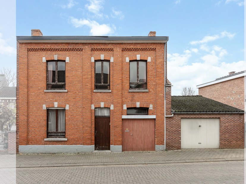Deze halfopen te renoveren gezinswoning met 4 slaapkamers en 2 inpandige garages bevindt zich in het rustige Valmeer op een perceel van 4a19ca. Op dez