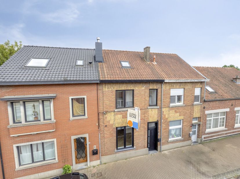 Maison mitoyenne de caractère datant de 1935, transformée avec goût par le propriétaire actuel en une habitation élégante et prête à emménager (144 m²
