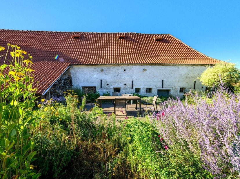 Deze authentieke boerderij met karakter, daterend uit het einde van de 17e eeuw, ligt op een uitzonderlijke locatie in het hart van het slagveld van W