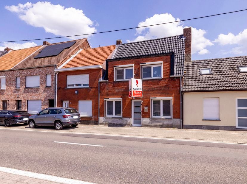 Ontdek deze gerenoveerde gezinswoning met een gezellige tuin, bereikbaar via een servitudeweg, gelegen aan Stevennekens 111 in Rijkevorsel. De woning